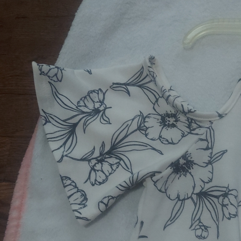 5/$10 Acting Pro White Floral Cold-Shoulder Blouse - Picture 6 of 15